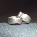 individuelle Eheringe aus Silber mit ungleicher Form; jeder für sich ein Unikat
